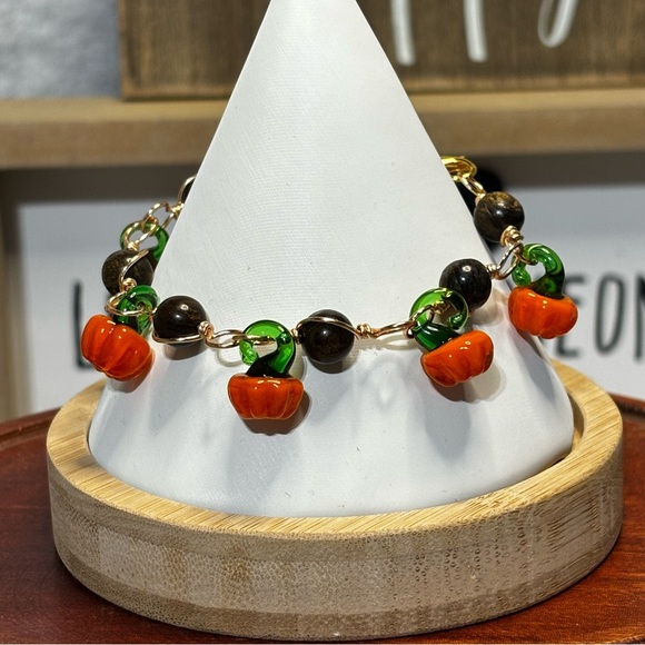 Pumpkin beaded bracelet, artisan handmade wire links. - Picture 2 of 6